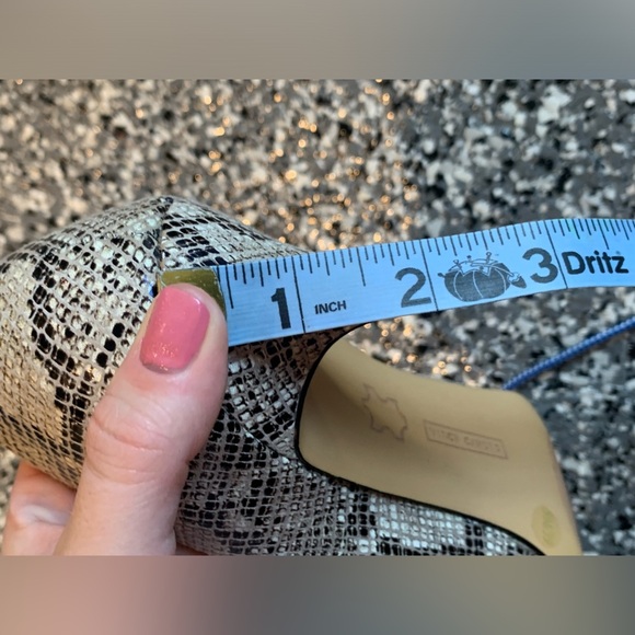 LIKE NEW VINCE CAMUTO SNAKEPRINT HEELS - Picture 4 of 4